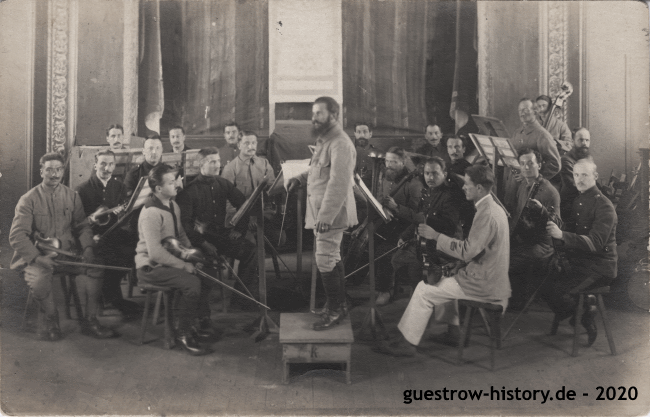 1917 - Kriegsgefangenenlager - Orchester vor der Bühne