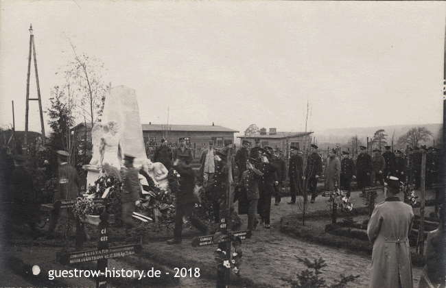 1918 - Kriegsgefangenenlager Güstrow - Einweihung Denkmal - Vorbeimarsch